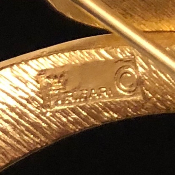 🎉HP🎉Vintage Trifari Bow Brooch - Picture 5 of 5